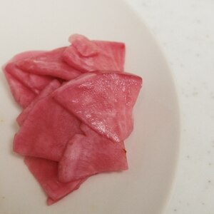 鮮やかな赤色が食卓を彩る　赤カブの甘酢漬け